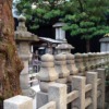 秀次公のお墓のまわりにはご一族の石塔が寄りそいます。